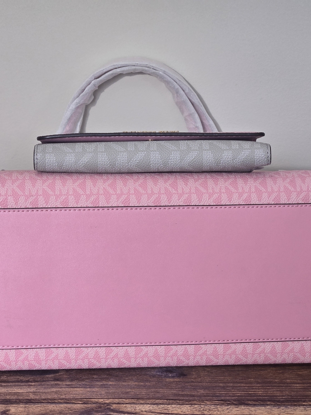 Michael Kors Voyager Colorblock Tote And Wallet Set - Picture 5 of 9